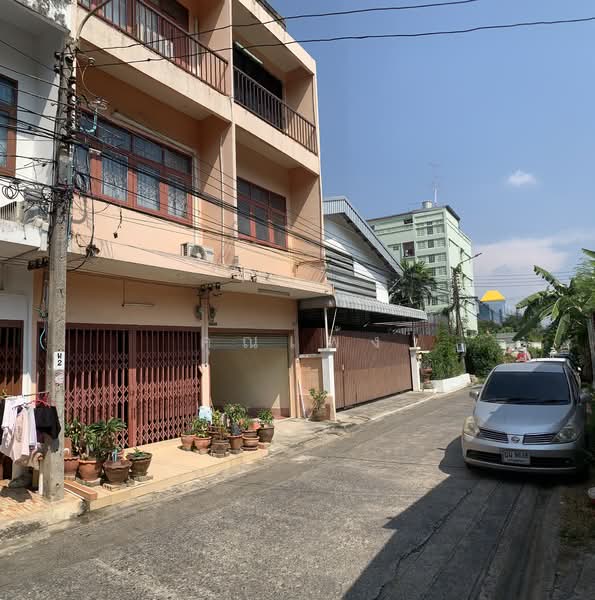 พร้อมเจรจาทุกราคา !! ขายถูกตึกแถวอาคารพาณิชย์รีโนเวทใหม่ขนาด 37.2 ตร.วา 3 ชั้น ใช้สอย 145 ตร.ม, Bangkok, Lat Yao, Chatuchak, Bangkok, , 145 sqm, Shophouse For Sale, by คุณเพ้ง, 500215762 - DDproperty.com