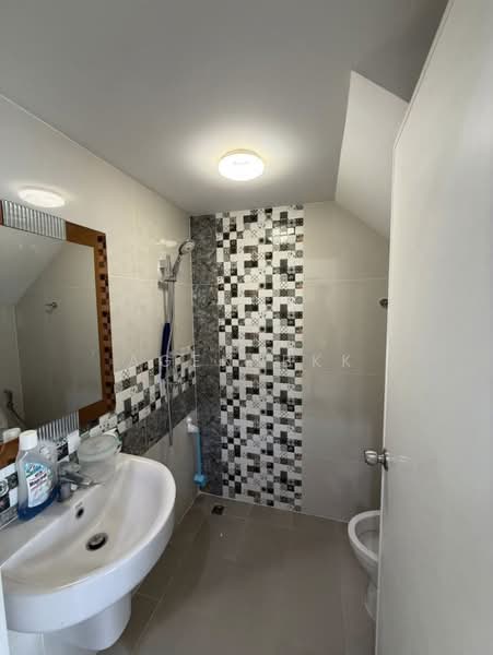 Golden Town Sukhumvit-Bearing Station, Samut Prakan, Soi Tesabansamrongtai 6, Sam Rong, Phra Pra Daeng, Samut Prakan, 4 Bedrooms, 117 sqm, Townhouse For Rent, by Agentbkk, 500215860 - DDproperty.com