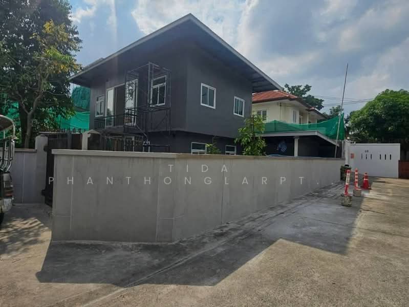 For rent: 2-story detached house/home office on Sukhumvit 71, near Pridi Banomyong Road and BTS, Bangkok, Khlong Tan Nua, Watthana, Bangkok, , 340 sqm, Office Space For Rent, by Tida phanthonglarptawee, 500216109 - DDproperty.com