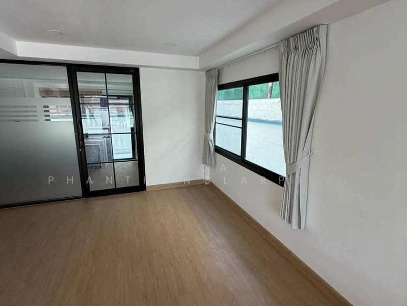 For rent: 2-story detached house/home office on Sukhumvit 71, near Pridi Banomyong Road and BTS, Bangkok, Khlong Tan Nua, Watthana, Bangkok, , 340 sqm, Office Space For Rent, by Tida phanthonglarptawee, 500216109 - DDproperty.com