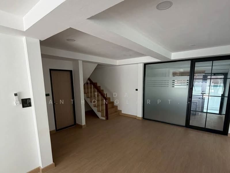 For rent: 2-story detached house/home office on Sukhumvit 71, near Pridi Banomyong Road and BTS, Bangkok, Khlong Tan Nua, Watthana, Bangkok, , 340 sqm, Office Space For Rent, by Tida phanthonglarptawee, 500216109 - DDproperty.com