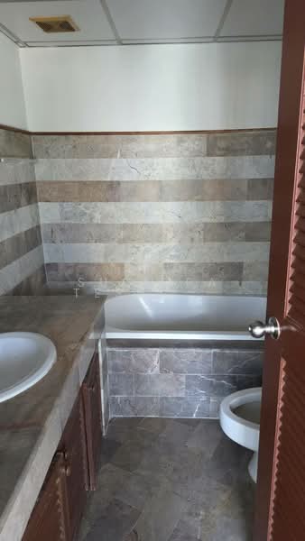 Sukhumvit Suite, Bangkok, 19 Soi Sukhumvit 13, Khlongtoei Nua, Watthana, Bangkok, 1 Bedroom, 61 sqm, Condo For Sale, by Suchira Teshasamphan, 500216863 - DDproperty.com