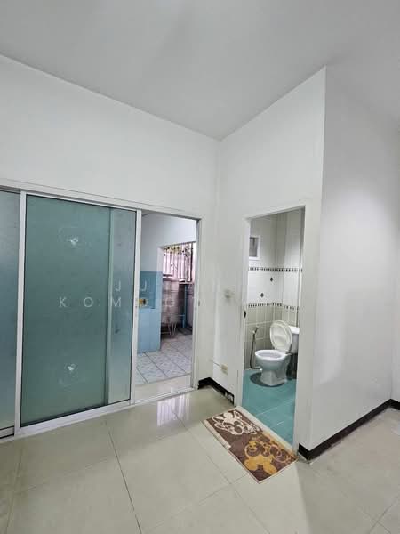 ขายทาวน์โฮม 3 ชั้น ม.นิรันดร์สิริ ซ.ทุ่งเศรษฐีแยก 24 เขตประเวศ ทำเลดี เดินทางสะดวก ใกล้เมกะบางนา, Bangkok, Dok Mai, Prawet, Bangkok, 4 Bedrooms, 130 sqm, Townhouse For Sale, by Jutanon Komoottanaruk, 500216880 - DDproperty.com