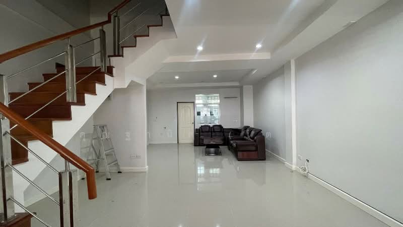 ทาวน์เฮ้าส์ 3 ชั้น เดอะบริติช กัลปพฤกษ์ พร้อมอยูู่ ราคาถูก, กรุงเทพ, กัลปพฤกษ์, บางหว้า, ภาษีเจริญ, กรุงเทพ, 220 ตร.ม., ทาวน์เฮ้าส์ ขาย, โดย คุณฐานิต (เตย), 500216940 - DDproperty.com