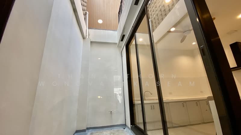 Baan Klang Muang Ladprao-Yothin Phatthana, Bangkok, Soi Baan Klang Muang Ladprao-Yothin Phatthana, Lat Phrao, Lat Phrao, Bangkok, 2 Bedrooms, 180 sqm, Townhouse For Rent, by Thananthorn Wongvarnkaseam, 500217121 - DDproperty.com