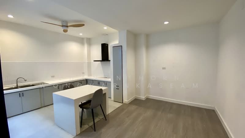 Baan Klang Muang Ladprao-Yothin Phatthana, Bangkok, Soi Baan Klang Muang Ladprao-Yothin Phatthana, Lat Phrao, Lat Phrao, Bangkok, 2 Bedrooms, 180 sqm, Townhouse For Rent, by Thananthorn Wongvarnkaseam, 500217121 - DDproperty.com