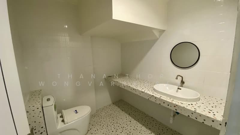 Baan Klang Muang Ladprao-Yothin Phatthana, Bangkok, Soi Baan Klang Muang Ladprao-Yothin Phatthana, Lat Phrao, Lat Phrao, Bangkok, 2 Bedrooms, 180 sqm, Townhouse For Rent, by Thananthorn Wongvarnkaseam, 500217121 - DDproperty.com