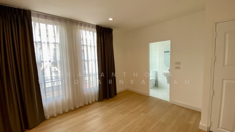 Baan Klang Muang Ladprao-Yothin Phatthana, Bangkok, Soi Baan Klang Muang Ladprao-Yothin Phatthana, Lat Phrao, Lat Phrao, Bangkok, 2 Bedrooms, 180 sqm, Townhouse For Rent, by Thananthorn Wongvarnkaseam, 500217121 - DDproperty.com