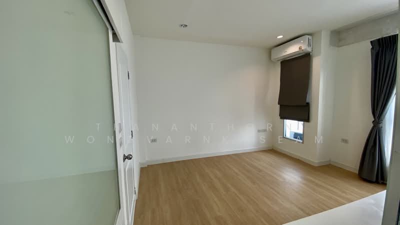 Baan Klang Muang Ladprao-Yothin Phatthana, Bangkok, Soi Baan Klang Muang Ladprao-Yothin Phatthana, Lat Phrao, Lat Phrao, Bangkok, 2 Bedrooms, 180 sqm, Townhouse For Rent, by Thananthorn Wongvarnkaseam, 500217121 - DDproperty.com