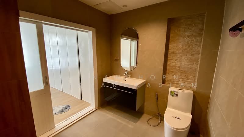 Baan Klang Muang Ladprao-Yothin Phatthana, Bangkok, Soi Baan Klang Muang Ladprao-Yothin Phatthana, Lat Phrao, Lat Phrao, Bangkok, 2 Bedrooms, 180 sqm, Townhouse For Rent, by Thananthorn Wongvarnkaseam, 500217121 - DDproperty.com