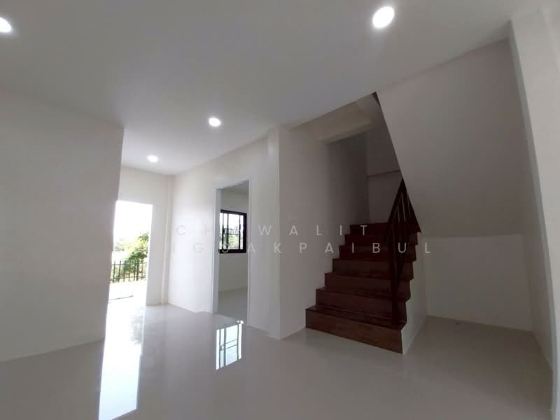 ขาย - ขาย บ้านแฝด หมู่บ้านขจีนุช ถนนราชพฤกษ์ ลาดหลุมแก้ว ปทุมธานี รีโนเวทใหม่ ด้านหลังบ้านติดคลองและทุ่งนา, ปทุมธานี