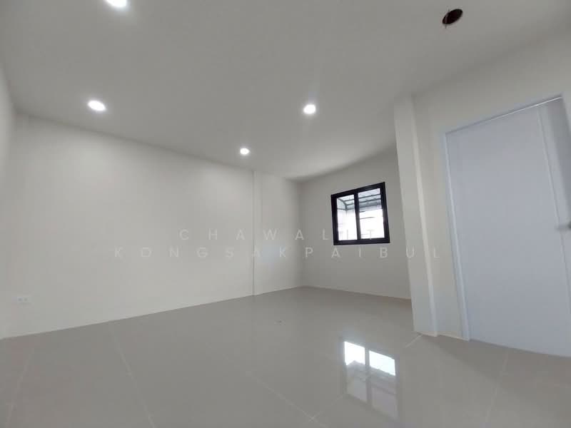 ขาย - ขาย บ้านแฝด หมู่บ้านขจีนุช ถนนราชพฤกษ์ ลาดหลุมแก้ว ปทุมธานี รีโนเวทใหม่ ด้านหลังบ้านติดคลองและทุ่งนา, ปทุมธานี