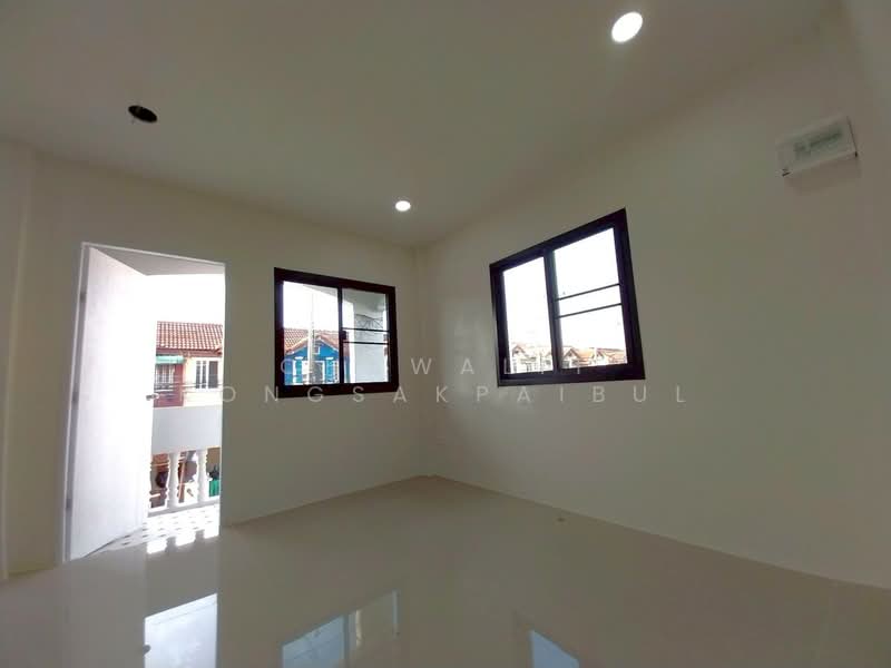 Twin house for sale, Khachinuch Village, Ratchaphruek Road, Lad Lum Kaeo, Pathum Thani., Pathum Thani, ราชพฤกษ์, Khlong Phra Udom, Lat Lum Kaeo, Pathum Thani, 4 Bedrooms, 150 sqm, Semi-Detached House (Twin House) For Sale, by CHAWALIT KONGSAKPAIBUL, 500217223 - DDproperty.com