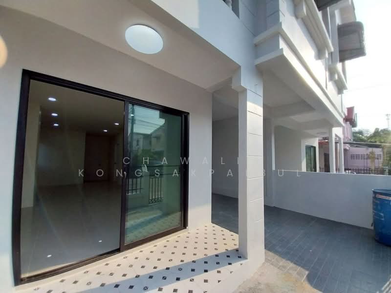 ขาย - ขาย บ้านแฝด หมู่บ้านขจีนุช ถนนราชพฤกษ์ ลาดหลุมแก้ว ปทุมธานี รีโนเวทใหม่ ด้านหลังบ้านติดคลองและทุ่งนา, ปทุมธานี