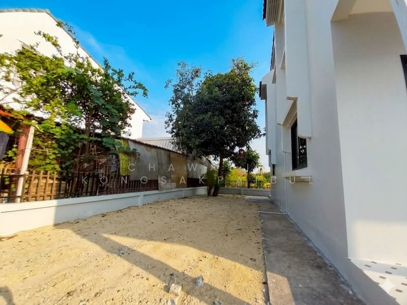 Twin house for sale, Khachinuch Village, Ratchaphruek Road, Lad Lum Kaeo, Pathum Thani., Pathum Thani, ราชพฤกษ์, Khlong Phra Udom, Lat Lum Kaeo, Pathum Thani, 4 Bedrooms, 150 sqm, Semi-Detached House (Twin House) For Sale, by CHAWALIT KONGSAKPAIBUL, 500217223 - DDproperty.com