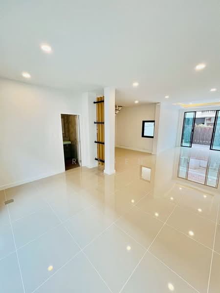 ขาย - ทาวน์โฮม ติดถนน สนามบินน้ำ-นนทบุรี, นนทบุรี