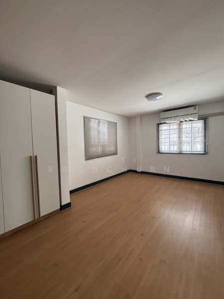 For Rent - Detached House, Near KIS International School, Huai Khwang, Bangkok