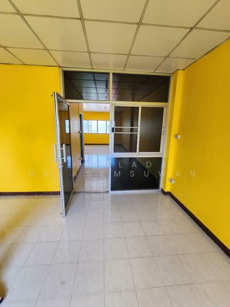 อาคารพาณิชย์ ติดถนนพระยาสุเรนทร์ บางชัน คลองสามวา กรุเทพฯ10510, Bangkok, รามอินทรา109, Bang Chun, Khlong Sam Wa, Bangkok, , 220 sqm, Shophouse For Sale, by Chonlada Nakasemsuwan, 500217616 - DDproperty.com