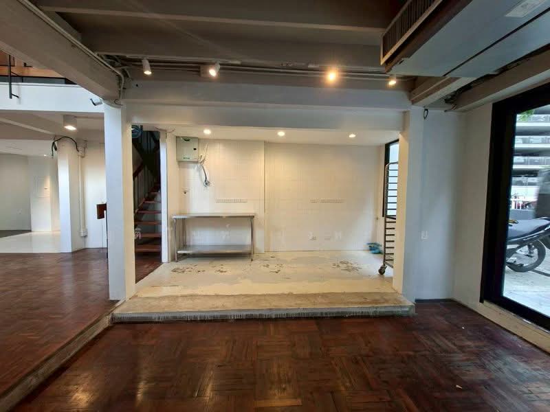 Standalone Commercial Space for Rent in Sathron BTS Chongnonsi Ideal for Restaurant Spa Massage, กรุงเทพ, ทุ่งมหาเมฆ, สาทร, กรุงเทพ, 170 ตร.ม., พื้นที่ขายของ ให้เช่า, โดย ชุตินันท์ มุ่งหมาย, 500218256 - DDproperty.com