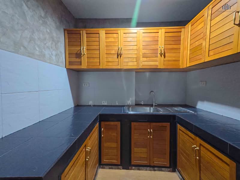 บ้านใจกลางรัชดาทำเลหายาก ใกล้ MRT สถานีห้วยขวาง ใช้ชีวิตเมืองได้เต็มที่ !! ขายถูกบ้านขนาด 28 ตร.วา, Bangkok, รัชดาภิเษก 13, Din Daeng, Din Daeng, Bangkok, 2 Bedrooms, 180 sqm, Single Detached House For Sale, by คุณเพ้ง, 500218577 - DDproperty.com