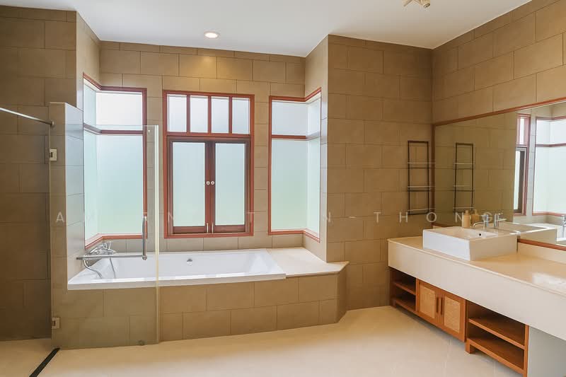 House, Bangkok, Khlong Tan Nua, Watthana, Bangkok, 5 Bedrooms, 620 sqm, Single Detached House For Rent, by Amornrat On-Thong, 500219099 - DDproperty.com