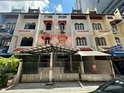 ขาย - ทาวน์เฮ้าส์ 2 คูหา 3.5 ชั้น หลัง Terminal 21 อโศก, สุขุมวิท 19 ใกล้ BTS อโศก และ MRT สุขุมวิท, กรุงเทพ