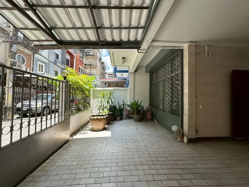 ขาย - ทาวน์เฮ้าส์ 2 คูหา 3.5 ชั้น หลัง Terminal 21 อโศก, สุขุมวิท 19 ใกล้ BTS อโศก และ MRT สุขุมวิท, กรุงเทพ