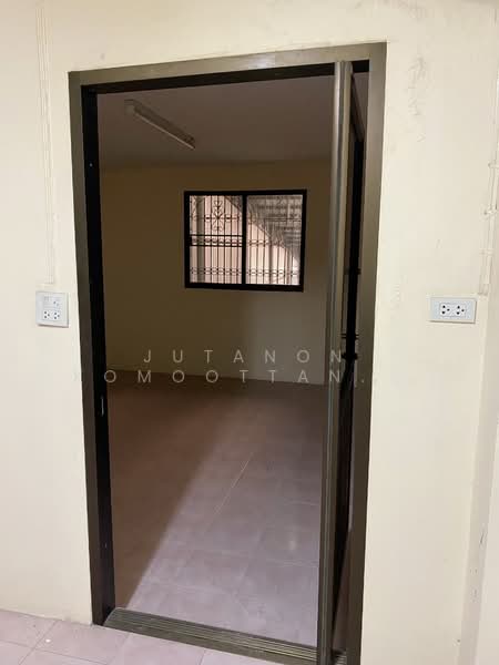 For Sale - ขายอาคารพาณิชย์ 4 ชั้น 2 คูหา ถนนหนามแดง-บางพลี ตกแต่งแล้วพร้อมเข้าอยู่ แบ่งขายคูหาละ 8.5 ล้าน, Samut Prakan