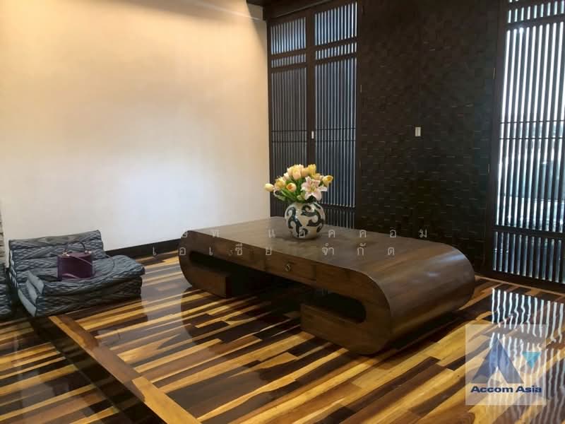 ให้เช่า - 5 Bedrooms Townhouse for Rent in Sathorn, Bangkok near BRT Nararam 3 at Modern style, กรุงเทพ