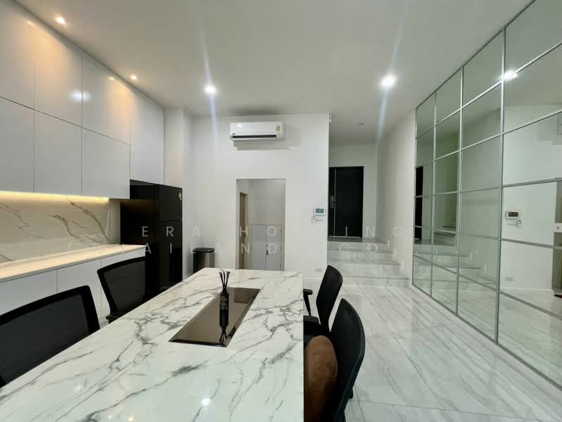 ดิ ออเธอร์ รัชดา 32, Bangkok, Chan Kasem, Chatuchak, Bangkok, 3 Bedrooms, 227 sqm, Townhouse For Rent, by ERA Holding (Thailand) Co., Ltd., 500220314 - DDproperty.com