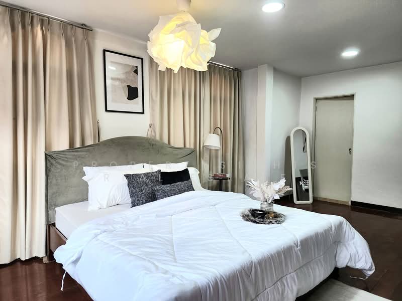 House in Huai Khwang, Bangkok, Huai Khwang, Huai Khwang, Bangkok, 6 Bedrooms, 280 sqm, Single Detached House For Rent, by PROPERTYSIGHTS REAL ESTATE, 500220346 - DDproperty.com