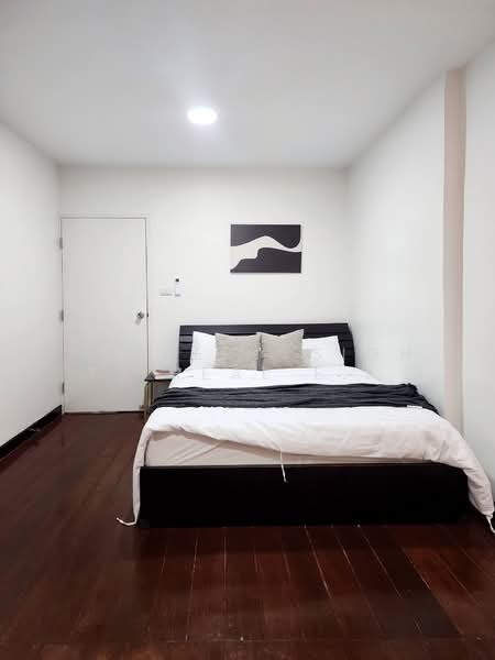 House in Huai Khwang, Bangkok, Huai Khwang, Huai Khwang, Bangkok, 6 Bedrooms, 280 sqm, Single Detached House For Rent, by PROPERTYSIGHTS REAL ESTATE, 500220346 - DDproperty.com