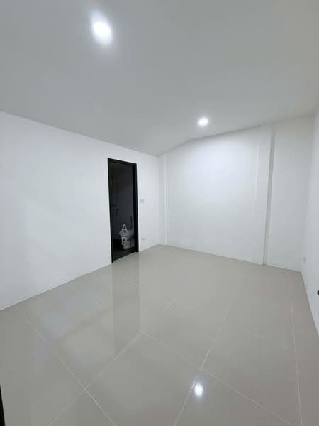 ขาย - ขาย บ้านเคหะ สิเหร่ะ ภูเก็ต ซอย 11 เข้าไปนิดเดียว จากปากซอย 2 ห้องนอน ขนาด 25 ตร.วา ขาย 2.99 ล้าน, ภูเก็ต