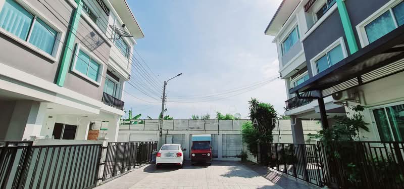 ขายทาวน์โฮม 3 ชั้น หลังมุม ปรับปรุงใหม่ทั้งหลัง หมู่บ้านวิรัลพัชร Exclusive เดินทางสะดวก ใกล้รถไฟฟ้า, กรุงเทพ, หนองบอน, ประเวศ, กรุงเทพ, 240 ตร.ม., ทาวน์เฮ้าส์ ขาย, โดย Jutanon Komoottanaruk, 500220736 - DDproperty.com