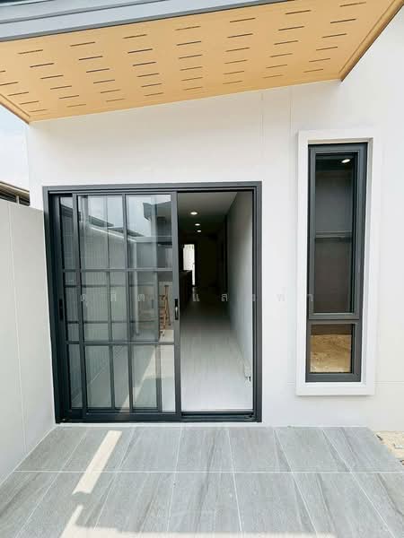 ขายบ้านเดียวชั้นเดียวหลังใหญ่ สไตล์โมเดิร์น นาพร้าว ศรีราชา, ชลบุรี, สุรศักดิ์, ศรีราชา, ชลบุรี, 200 ตร.ม., บ้านเดี่ยว ขาย, โดย ดุสิต แสงฟ้า, 500222821 - DDproperty.com