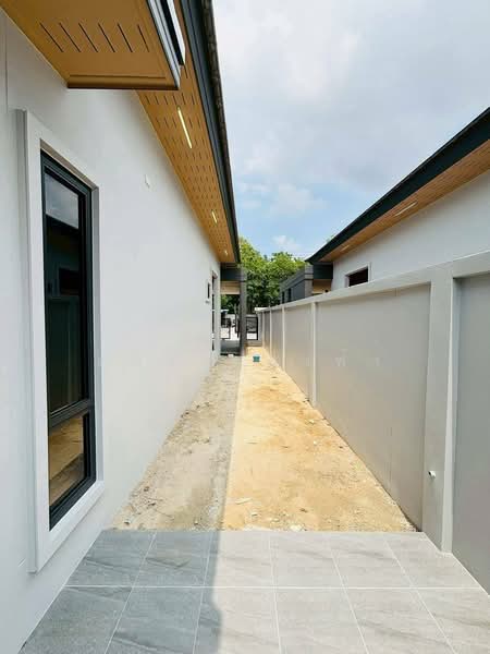ขายบ้านเดียวชั้นเดียวหลังใหญ่ สไตล์โมเดิร์น นาพร้าว ศรีราชา, Chon Buri (Pattaya), Surasak, Si Racha, Chon Buri (Pattaya), 3 Bedrooms, 200 sqm, Single Detached House For Sale, by Dusit Saengfa, 500222821 - DDproperty.com