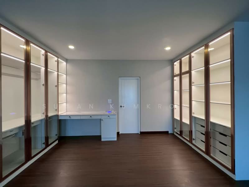 The City Rama2-Phuttabucha, Bangkok, พุทธบูชา 36, Thung Khru, Thung Khru, Bangkok, 5 Bedrooms, 400 sqm, Single Detached House For Sale, by Susan Kumkrong, 500222883 - Master bedroom (walkin closet) - DDproperty.com