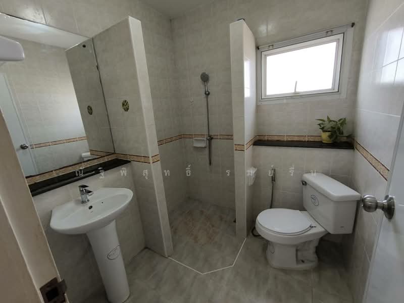 Baan Maneerin Park, Pathum Thani, Rangsit-Pathumthani Road, Ban Klang, Muang Pathum Thani, Pathum Thani, 3 Bedrooms, 190 sqm, Single Detached House For Sale, by ณัฐพิสุทธิ์ รมย์รื่น, 500222916 - ห้องน้ำชั้น2 - DDproperty.com