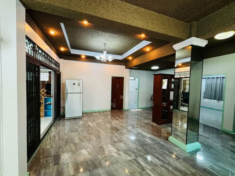 บ้านเช่าลาดพร้าว ใกล้รถไฟฟ้าสถานีโชคชัย4 บ้านหลังมุม 79ตรว. 4นอน 2น้ำ 3ที่จอดรถ บ้านตกแต่งครบ, Bangkok, Lat Phrao, Lat Phrao, Bangkok, 4 Bedrooms, 300 sqm, Single Detached House For Rent, by เฌอณิษฐา นิติวัชญ์วาณิช, 500222921 - DDproperty.com