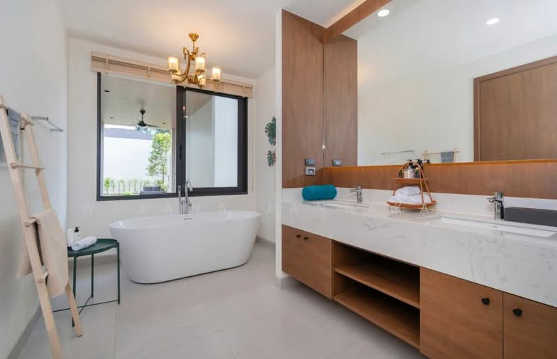 ให้เช่า - 4 Bedrooms Exclusive Luxury Pool Villa for Rent at Bangtao, ภูเก็ต