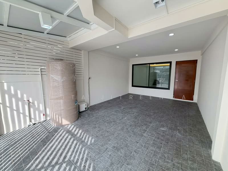 ทาวน์เฮาส์ 2 ชั้น ซอยเสนานิคม1, Bangkok, Lat Phrao, Lat Phrao, Bangkok, 2 Bedrooms, 98 sqm, Townhouse For Sale, by Nissita Jitreengam, 500223461 - DDproperty.com