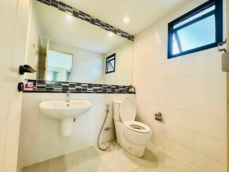 บ้านในโครงการ ให้เช่า – ใกล้มีโชคพลาซ่า เพียง 5 นาที ค่าเช่า 45,000 บาท /เดือน รหัสทรัพย์ : No.5H277, Chiang Mai, Nong Chom, San Sai, Chiang Mai, 3 Bedrooms, 150 sqm, Single Detached House For Rent, by Rutchaporn Tunsiri, 500223859 - DDproperty.com