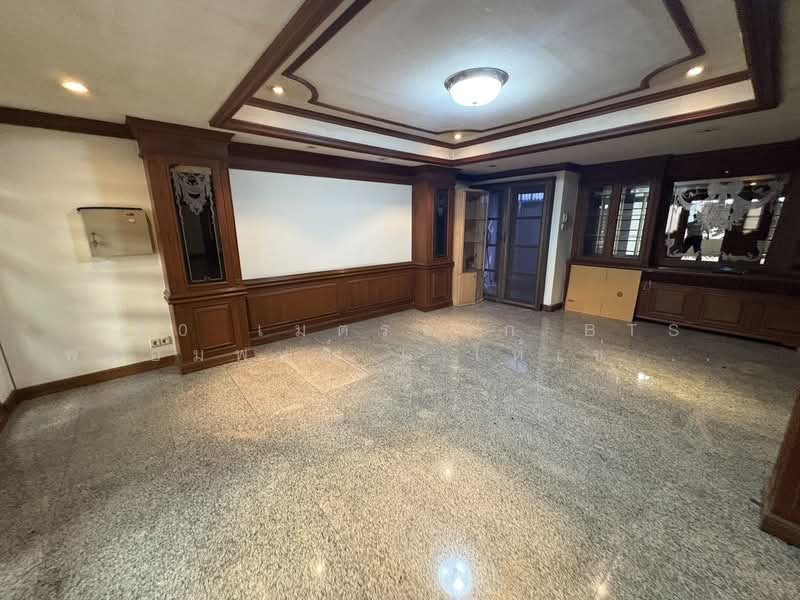 Located in Sukhumvit 39, Bangkok, Khlong Tan Nua, Watthana, Bangkok, 7 Bedrooms, 200 sqm, Townhouse For Rent, by 900 เมตรจาก BTS พร้อมพงศ์ ! ให้เช่าทาวน์โฮม 4.5 ชั้น 50 ตร.วา, 500224011 - DDproperty.com
