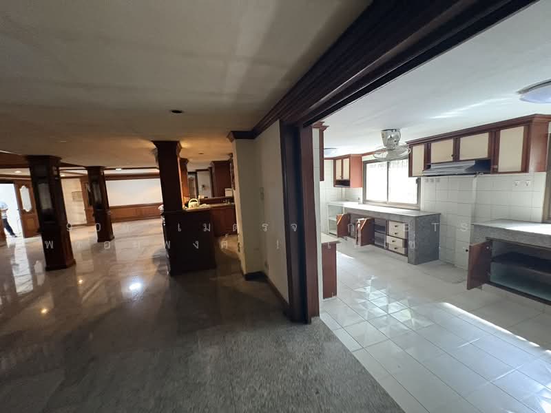 Located in Sukhumvit 39, Bangkok, Khlong Tan Nua, Watthana, Bangkok, 7 Bedrooms, 200 sqm, Townhouse For Rent, by 900 เมตรจาก BTS พร้อมพงศ์ ! ให้เช่าทาวน์โฮม 4.5 ชั้น 50 ตร.วา, 500224011 - DDproperty.com