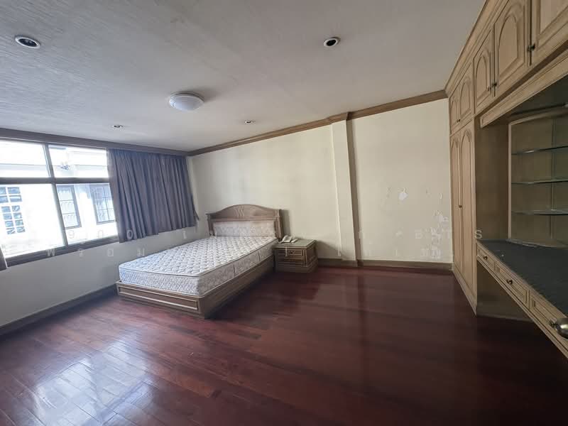 Located in Sukhumvit 39, Bangkok, Khlong Tan Nua, Watthana, Bangkok, 7 Bedrooms, 200 sqm, Townhouse For Rent, by 900 เมตรจาก BTS พร้อมพงศ์ ! ให้เช่าทาวน์โฮม 4.5 ชั้น 50 ตร.วา, 500224011 - DDproperty.com