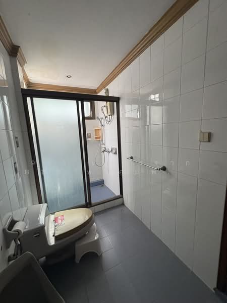 Located in Sukhumvit 39, Bangkok, Khlong Tan Nua, Watthana, Bangkok, 7 Bedrooms, 200 sqm, Townhouse For Rent, by 900 เมตรจาก BTS พร้อมพงศ์ ! ให้เช่าทาวน์โฮม 4.5 ชั้น 50 ตร.วา, 500224011 - DDproperty.com
