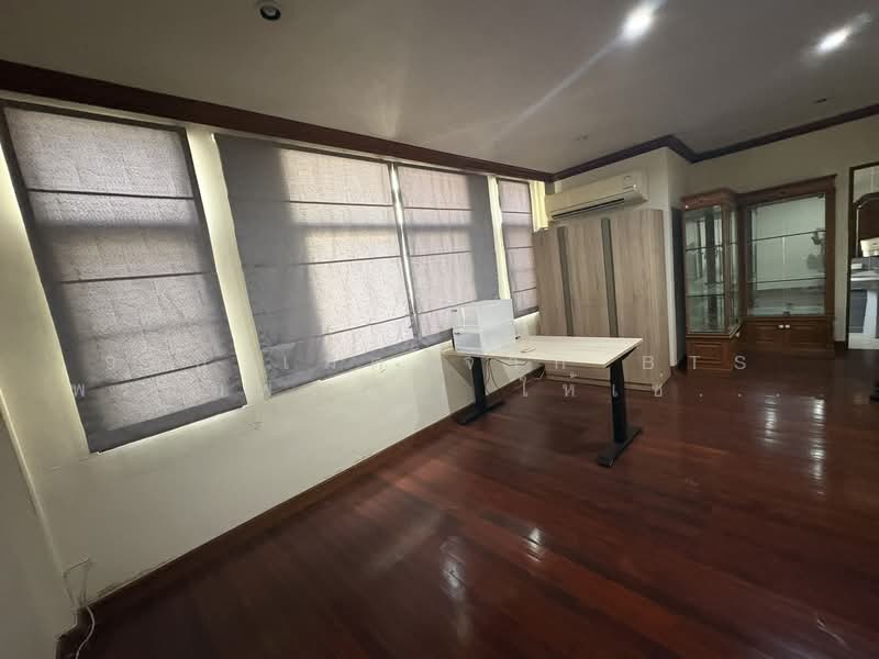 Located in Sukhumvit 39, Bangkok, Khlong Tan Nua, Watthana, Bangkok, 7 Bedrooms, 200 sqm, Townhouse For Rent, by 900 เมตรจาก BTS พร้อมพงศ์ ! ให้เช่าทาวน์โฮม 4.5 ชั้น 50 ตร.วา, 500224011 - DDproperty.com