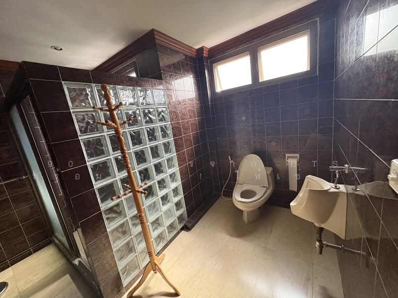 Located in Sukhumvit 39, Bangkok, Khlong Tan Nua, Watthana, Bangkok, 7 Bedrooms, 200 sqm, Townhouse For Rent, by 900 เมตรจาก BTS พร้อมพงศ์ ! ให้เช่าทาวน์โฮม 4.5 ชั้น 50 ตร.วา, 500224011 - DDproperty.com