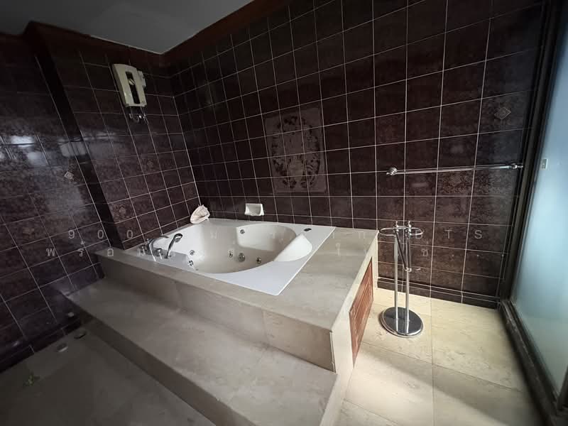 Located in Sukhumvit 39, Bangkok, Khlong Tan Nua, Watthana, Bangkok, 7 Bedrooms, 200 sqm, Townhouse For Rent, by 900 เมตรจาก BTS พร้อมพงศ์ ! ให้เช่าทาวน์โฮม 4.5 ชั้น 50 ตร.วา, 500224011 - DDproperty.com