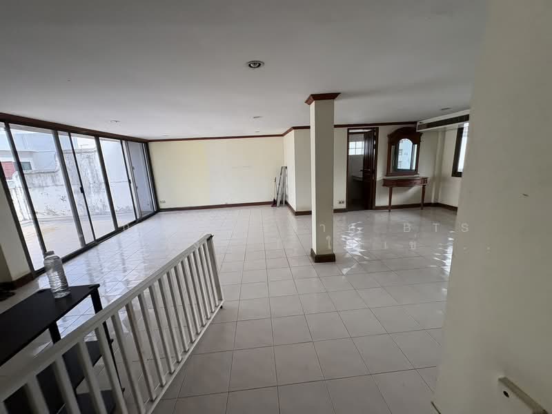 Located in Sukhumvit 39, Bangkok, Khlong Tan Nua, Watthana, Bangkok, 7 Bedrooms, 200 sqm, Townhouse For Rent, by 900 เมตรจาก BTS พร้อมพงศ์ ! ให้เช่าทาวน์โฮม 4.5 ชั้น 50 ตร.วา, 500224011 - DDproperty.com